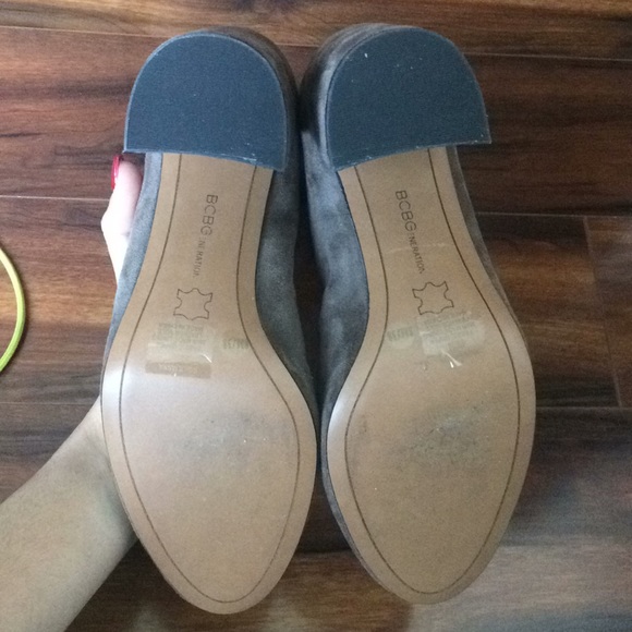 New!!!! BCBG pull on suede booties - Picture 4 of 8